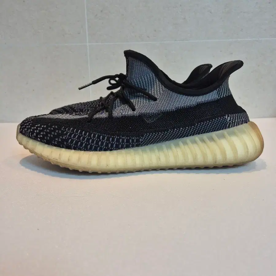 아디다스 이지 부스트 350 V2 카본 290mm