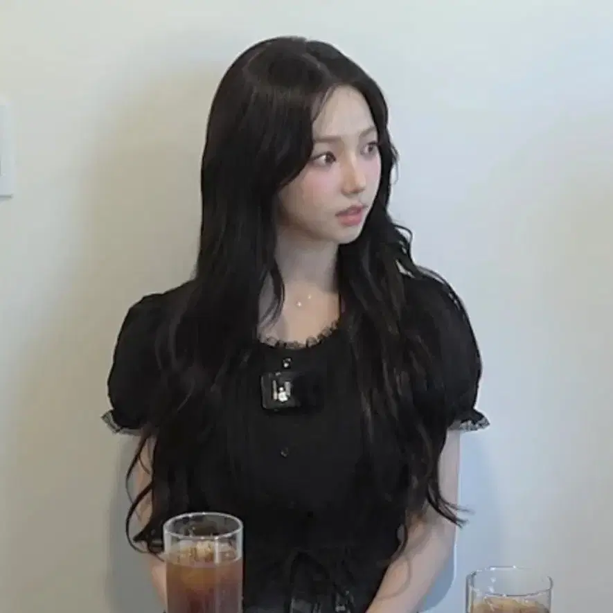 로라로라 카리나 장원영 블라우스 블랙
