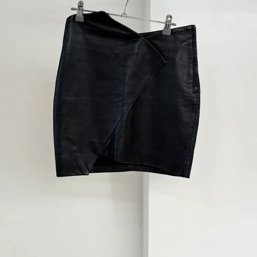 이로 블랙 레더 미니 스커트