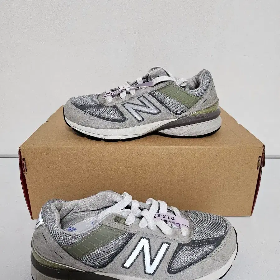 뉴발란스 990v5 그레이 스니커즈 215