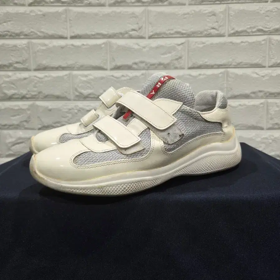 프라다(Prada) 아메리카 컵(America's Cup) 페이턴트 가죽 벨크로 스니커즈