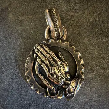 gucho 2.5D PRAYING HANDS PENDANT
