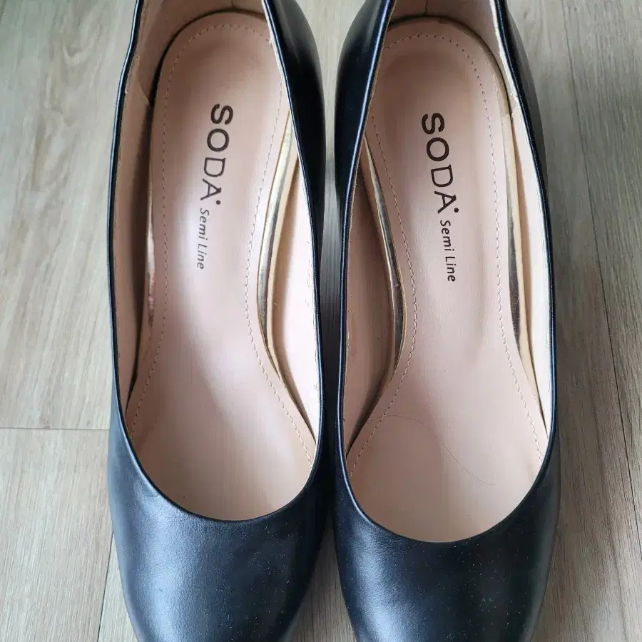 소다 여성 블랙 펌프스 230