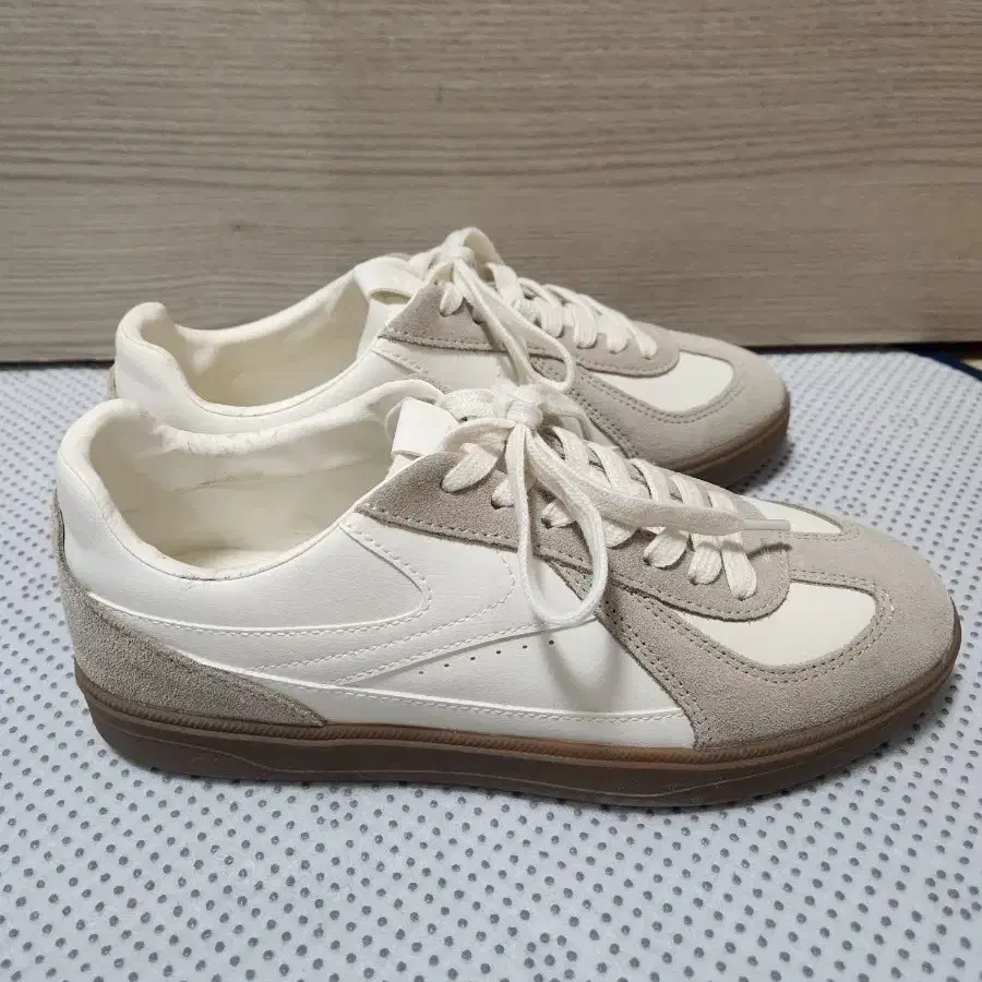 자라 ZARA 콤비 레트로 스니커즈. 사이즈 253