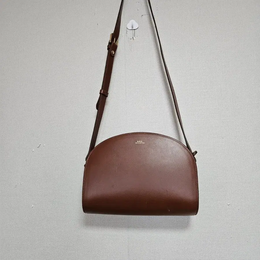 APC 가죽 하프문 숄더백 브라운