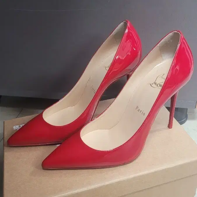 크리스찬 루부탱 KATE 100 PATENT LOUBI(빨간색) 38.5 사이즈 팝니다!