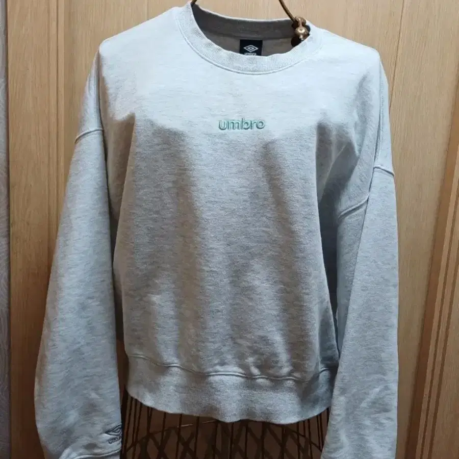 엄브로(UMBRO) 로고 세미 크롭 맨투맨 (사이즈 85/XS)
