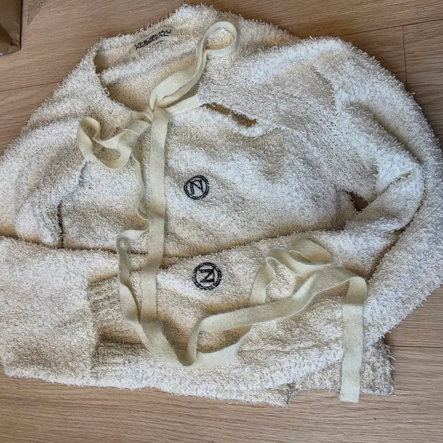 언유주얼 노말(UNUSUALNORMAL)의 CREAMY CARDIGAN WARMER SET