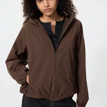UNIQLO 포켓터블 UV 컷 후드티 다크 브라운 M 사이즈