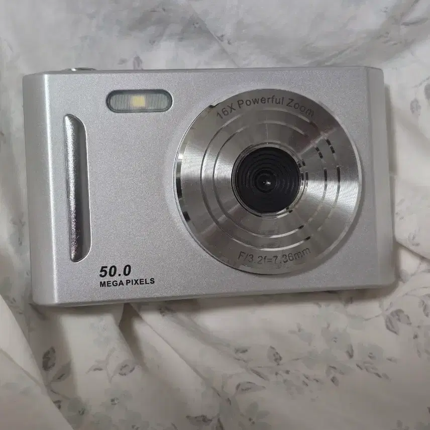 ヒューグネオデジタルカメラ シルバー 50mp