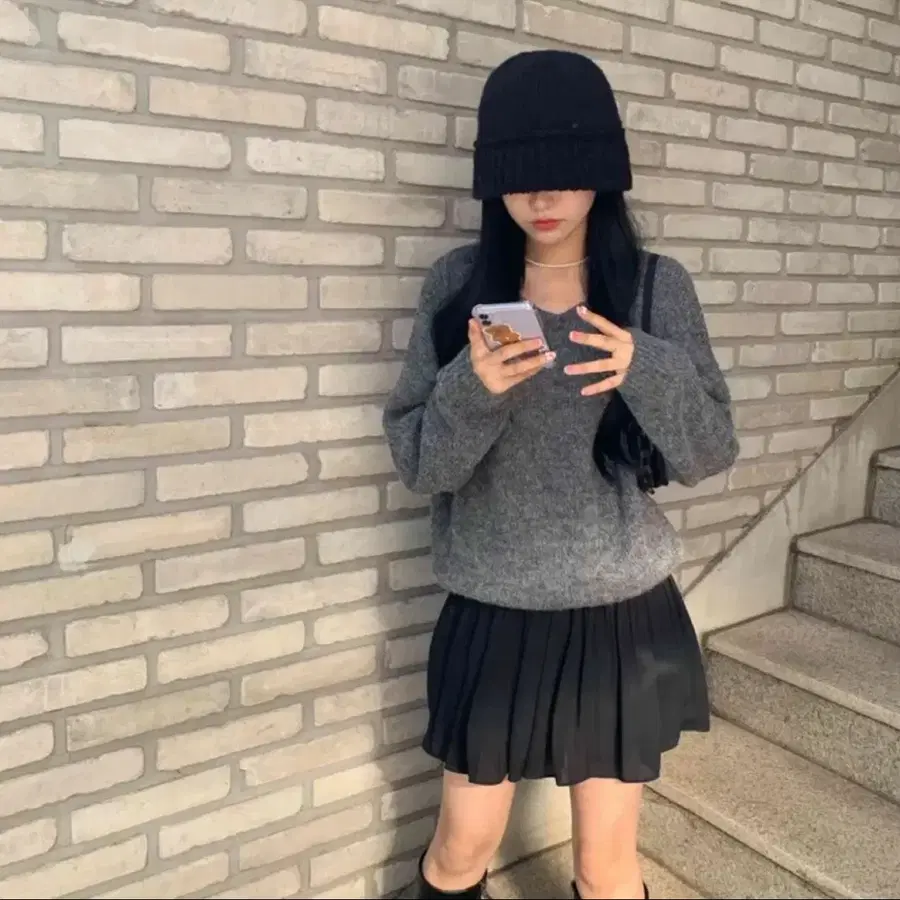 회색 브이넥 루즈핏 니트
