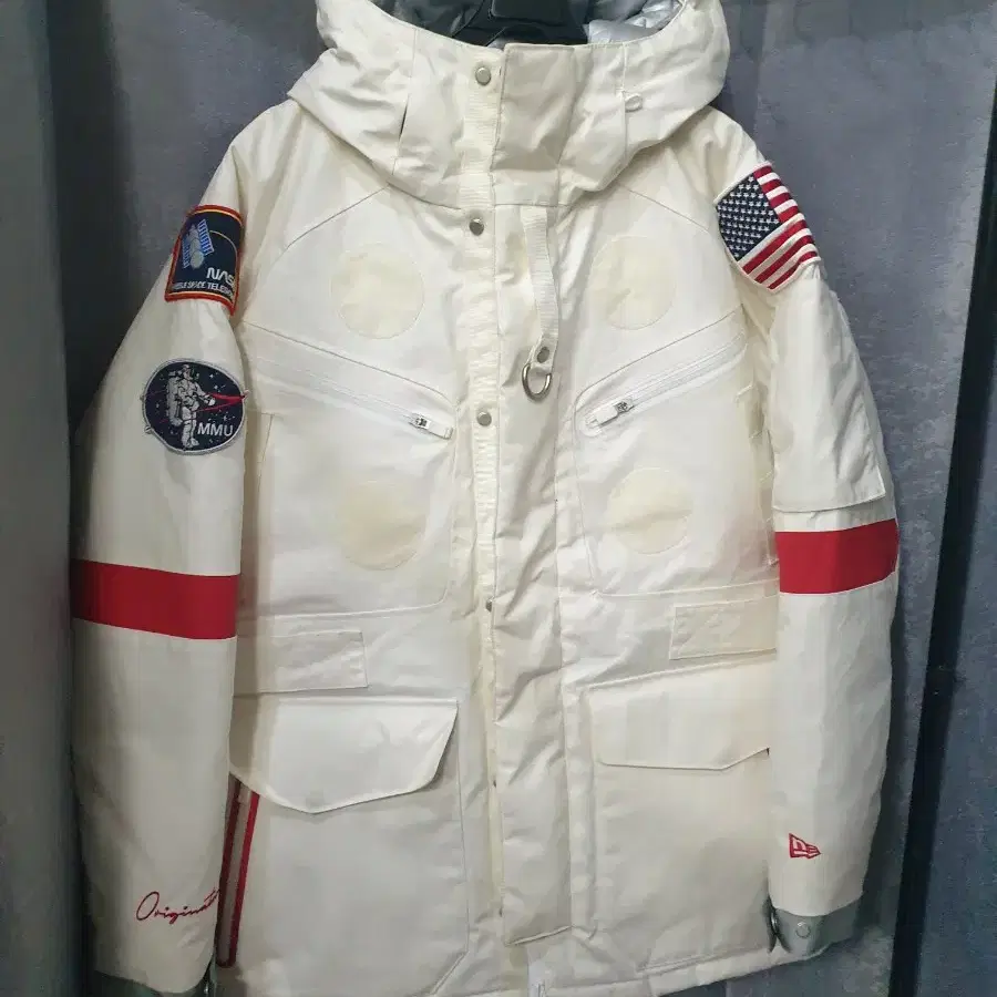 뉴에라 x NASA ISA 스페이스 수트 다운 재킷 화이트