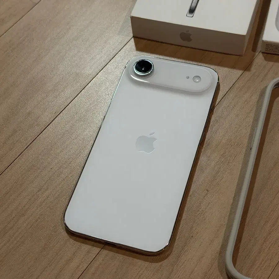 아이폰 Air 512GB 클라우드화이트. 애플케어 27년 11월. 정품 배터리 범퍼 일괄