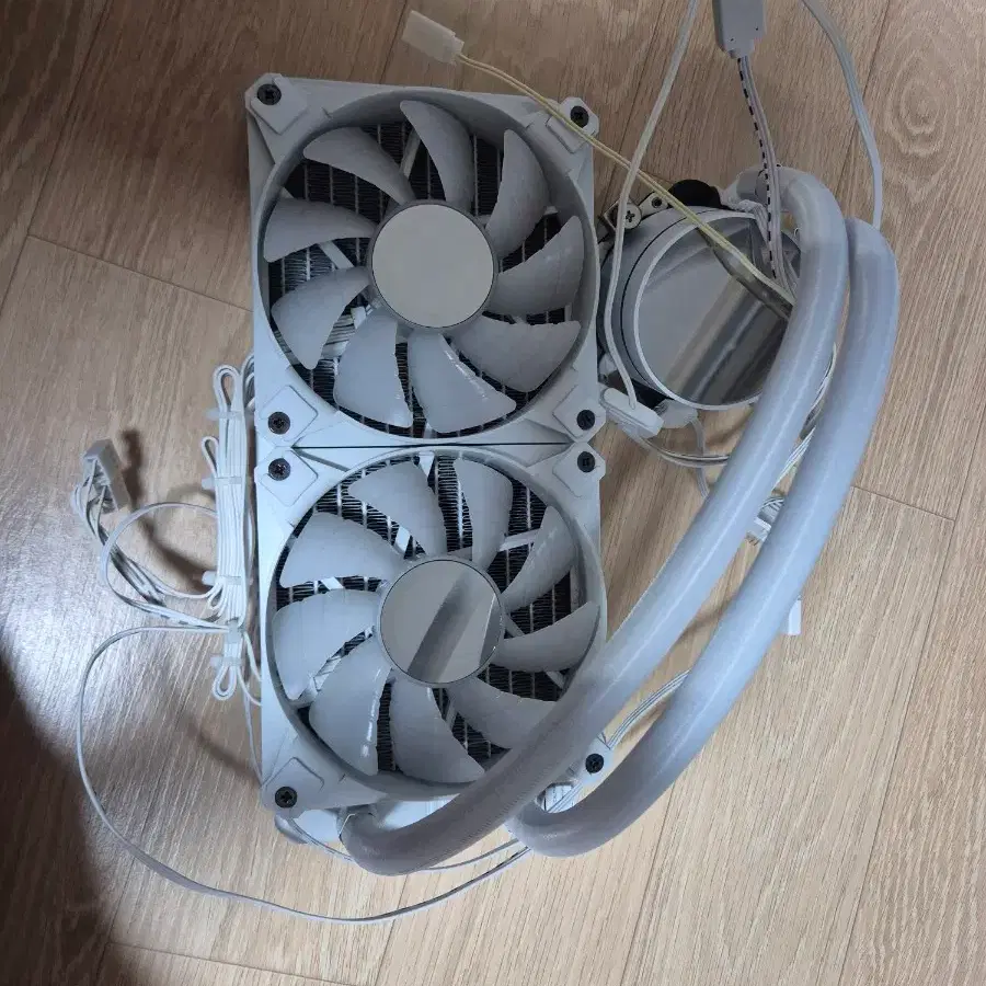 다크플래쉬 수냉쿨러, 슬리빙 케이블, 램방열판 일괄 팝니다