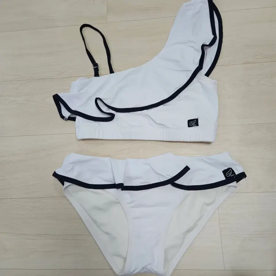오마이폴웨어 원숄더프릴 화이트
