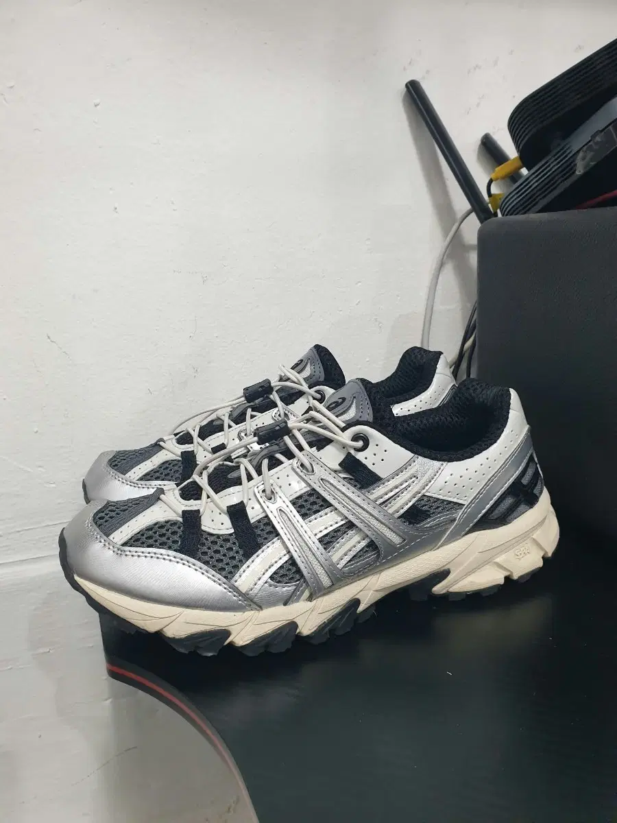Asics Gel Kayano Trail Running Shoes Silver Black (250)