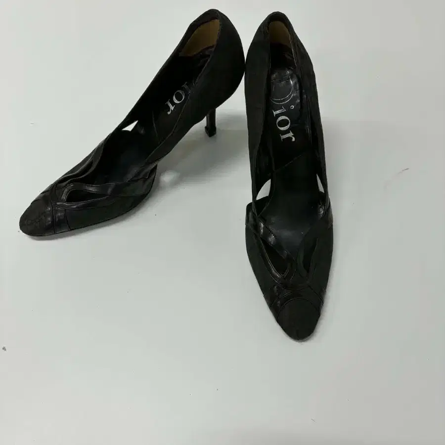 디올 빈티지 오블리크 모노그램 블랙 레더 컷아웃 스틸레토 힐 37