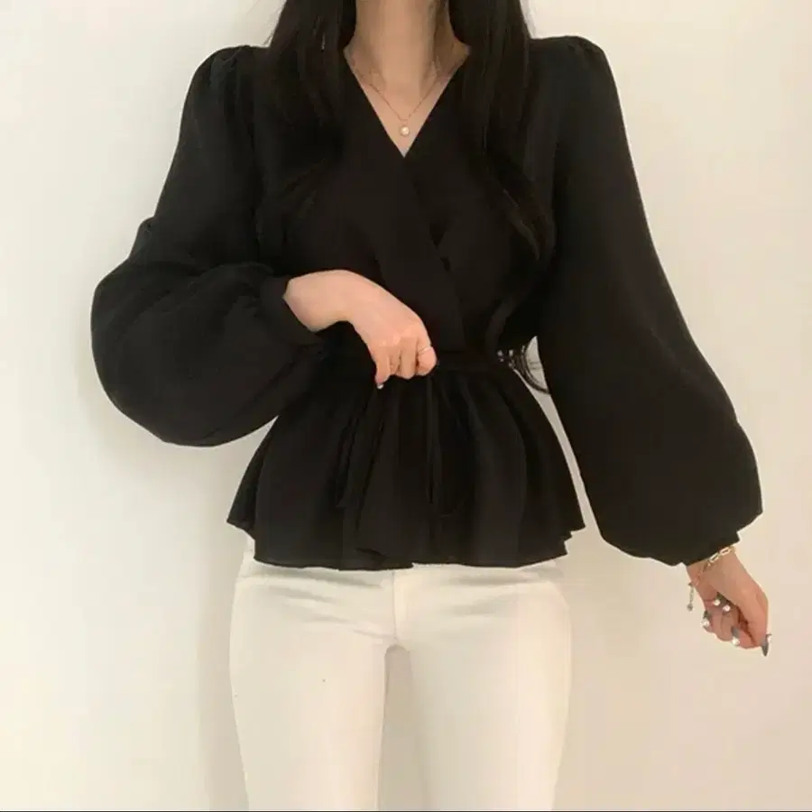 에이블리 블랙 퍼프 소매 랩 블라우스