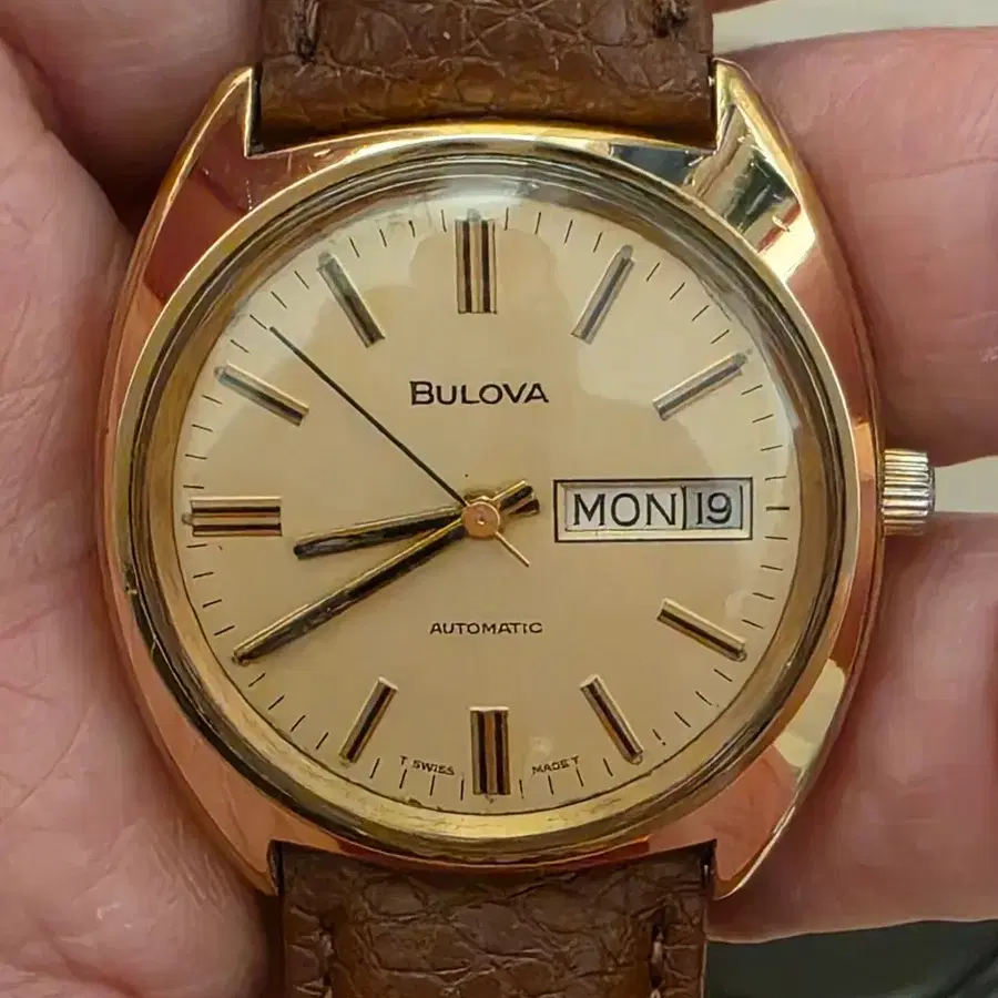 브로바(Bulova) 빈티지 앰버서드 데이데이트 골드 오토메틱 시계