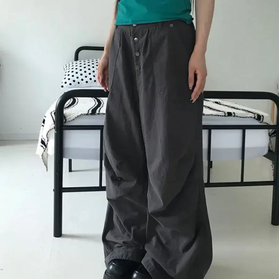 코이뮤 [얼리어텀]티루 버튼 파라슈트 와이드 밴딩 팬츠 차콜