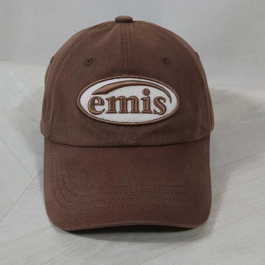 이미스 EMIS 브라운 오벌 로고 볼캡 / 남녀공용