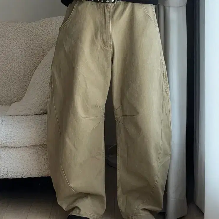 카네이테이 커브드 팬츠 WIDE PANELED CURVED COTTON PANTS (BEIGE)
