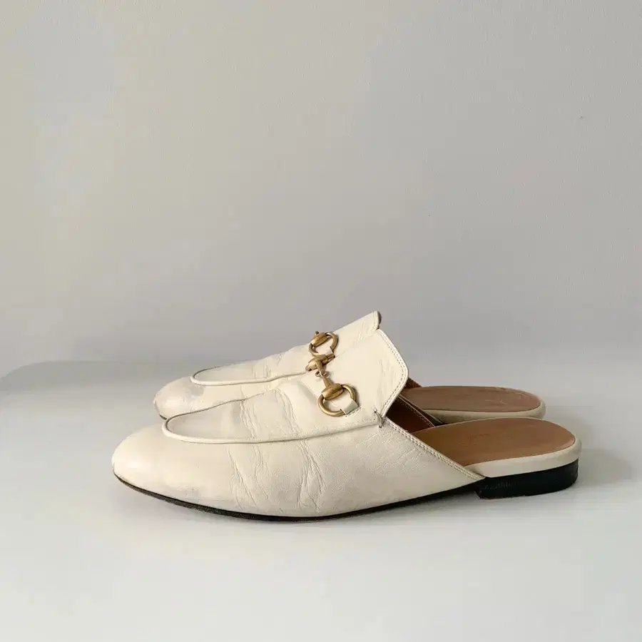 245 구찌 (GUCCI) 아이보리 홀스빗 로퍼 뮬 플랫 슈즈