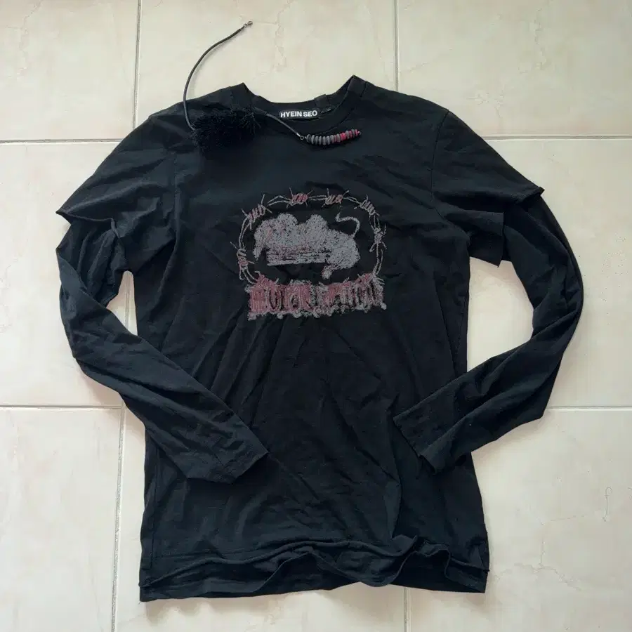 3) Hyein Seo Graphic T-Shirt 혜인서 그래픽 티셔츠