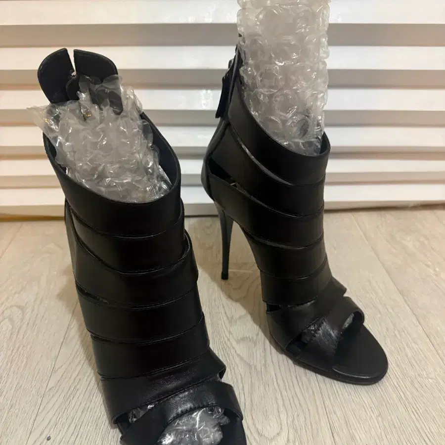 배송비 포함!! 쥬세페 자노티(Giuseppe Zanotti) 오픈토 앵클 힐 40사이즈 255