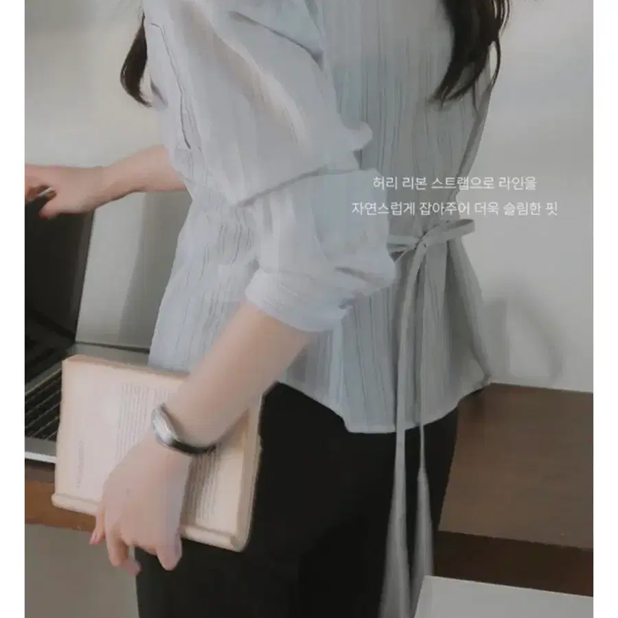 스트라이프 절개 시스루 스트랩 슬림핏 셔츠 / 소라그레이