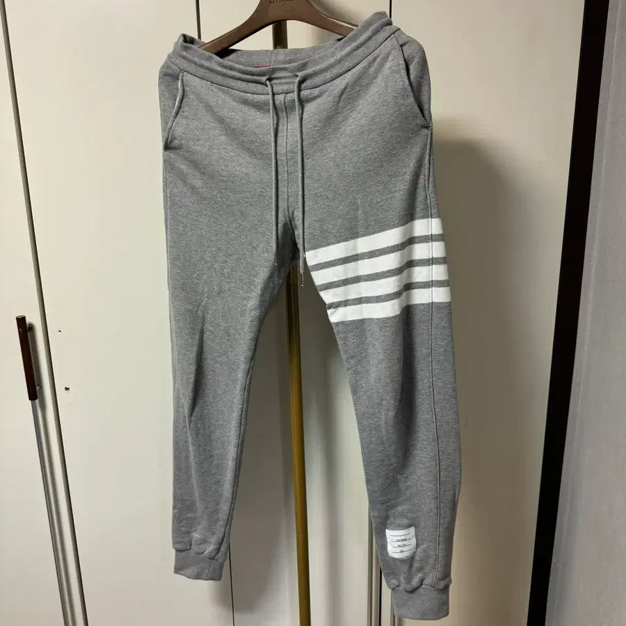 [정품] 25년식 톰브라운 사선 조거팬츠 그레이