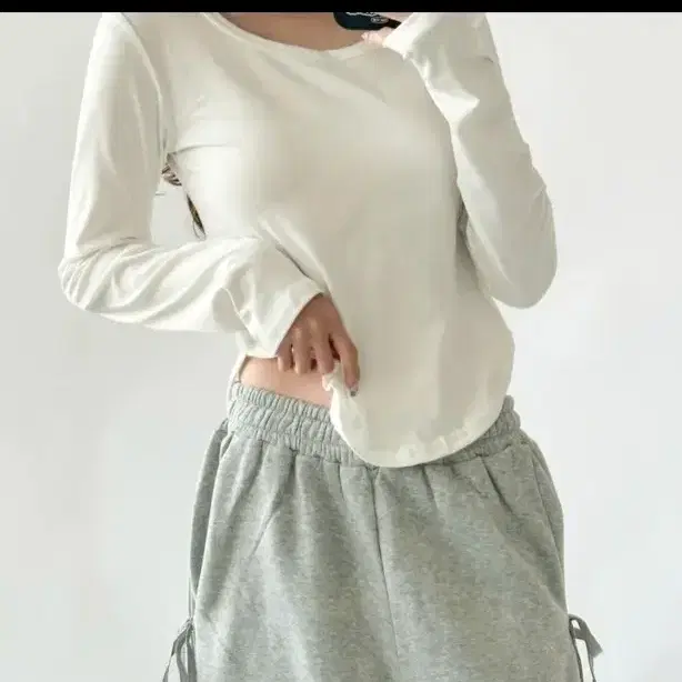 밑단 굴림 슬림 긴팔티 블랙&화이트