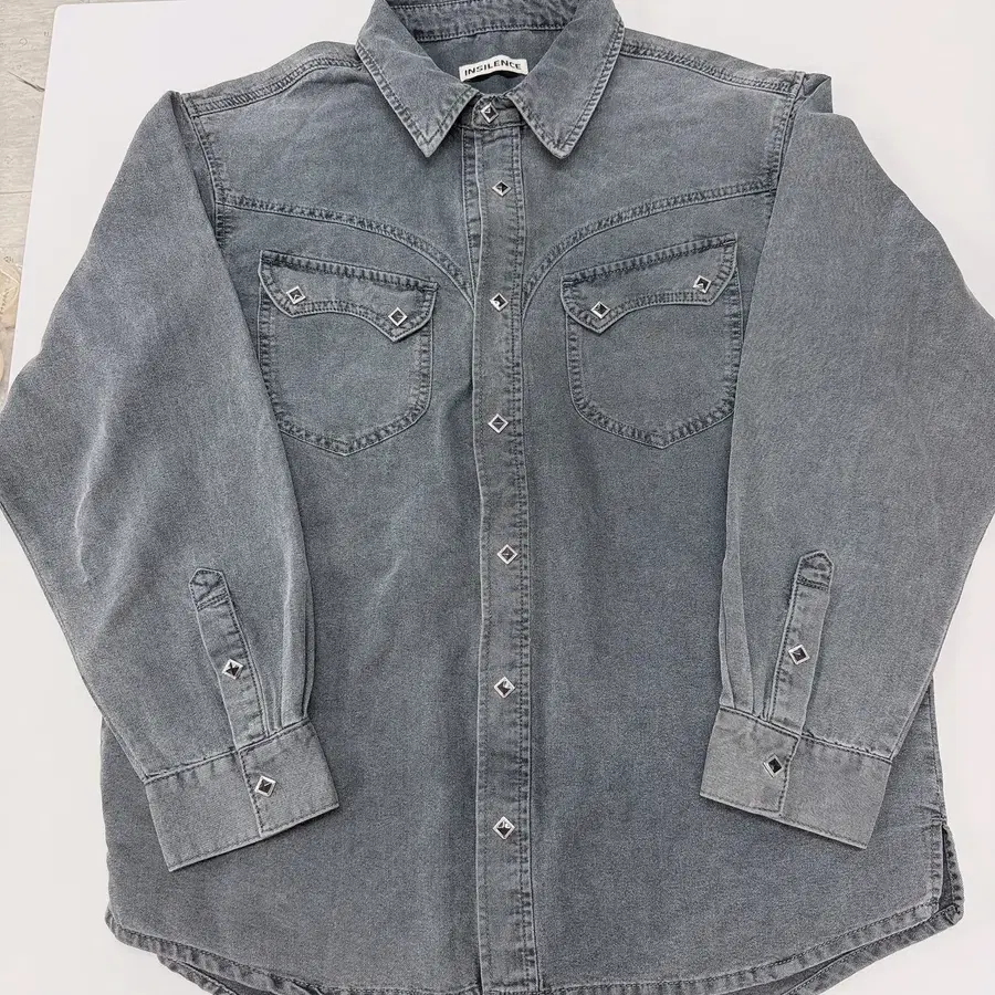 [새상품/M] 인사일런스 워시드 데님 셔츠 데일리 IM2E4SH02WG
