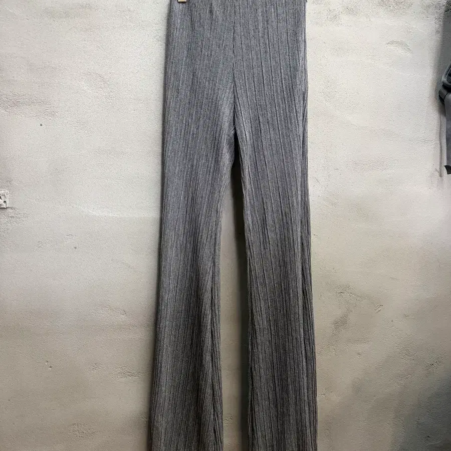 모어댄예스터데이 그레이 플리츠팬츠
