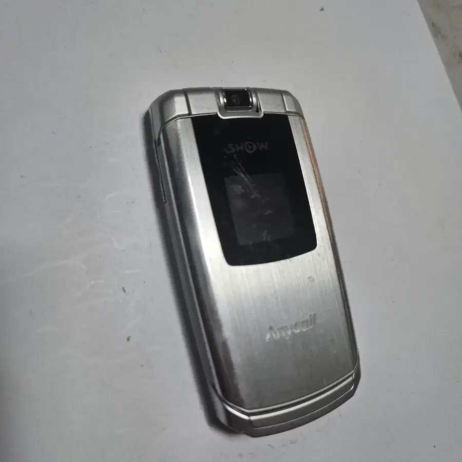 '교복폰'으로 불렸던 삼성전자의 3G 폴더폰, 애니콜 슬림폴더 HSDPA(모델명: SPH-W2700)입니다. 광고 모델의 이름을 따서 우리에게는 '고아라폰/14