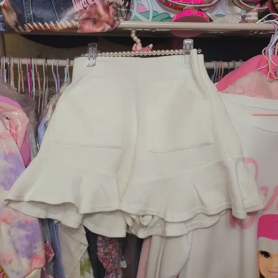 흰색 프릴 반바지