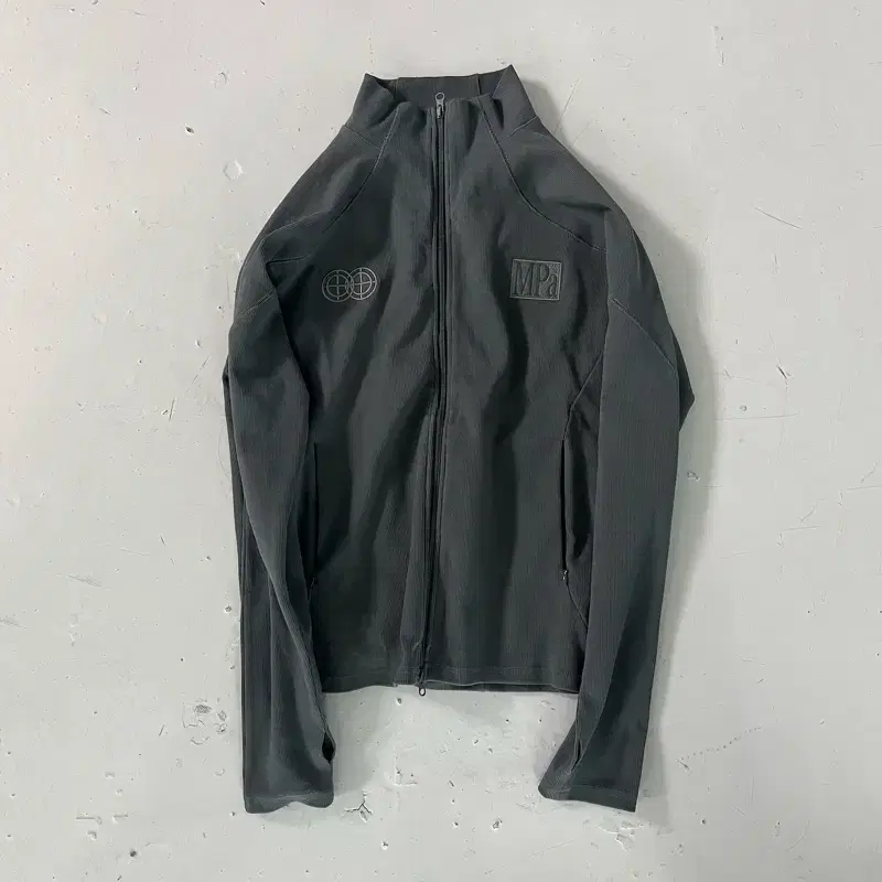 플라스틱 프로덕트 MPa RIBBED ZIP JACKET (CHARCOAL)