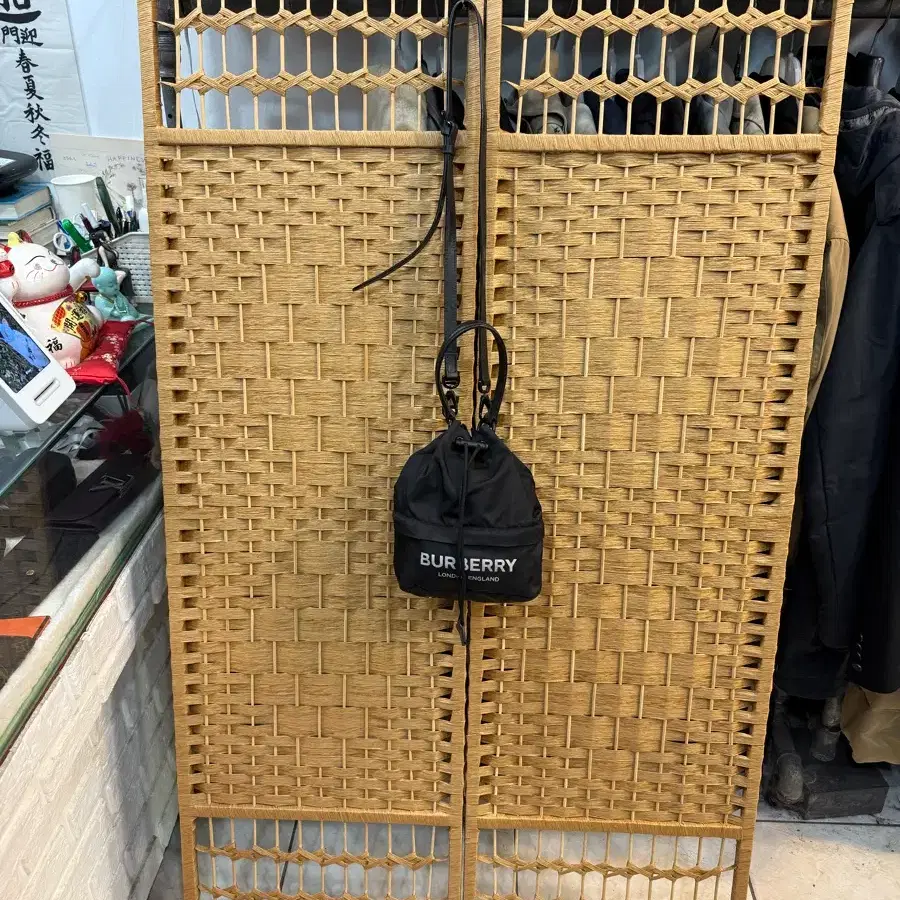 정품 버버리 포이베로고 나일론 버킷백 팝니다