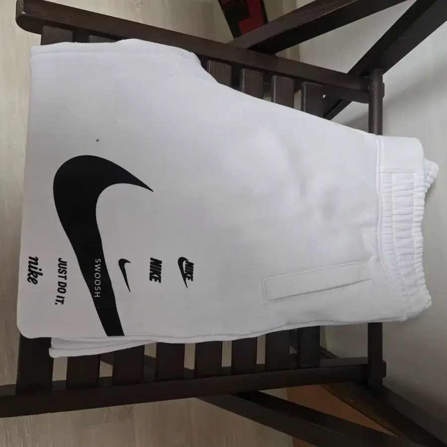 나이키 스우시 로고 반바지 화이트
