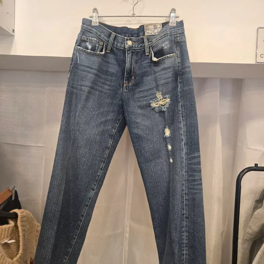 청바지 블루 스트레이트 핏 디스트로이드
