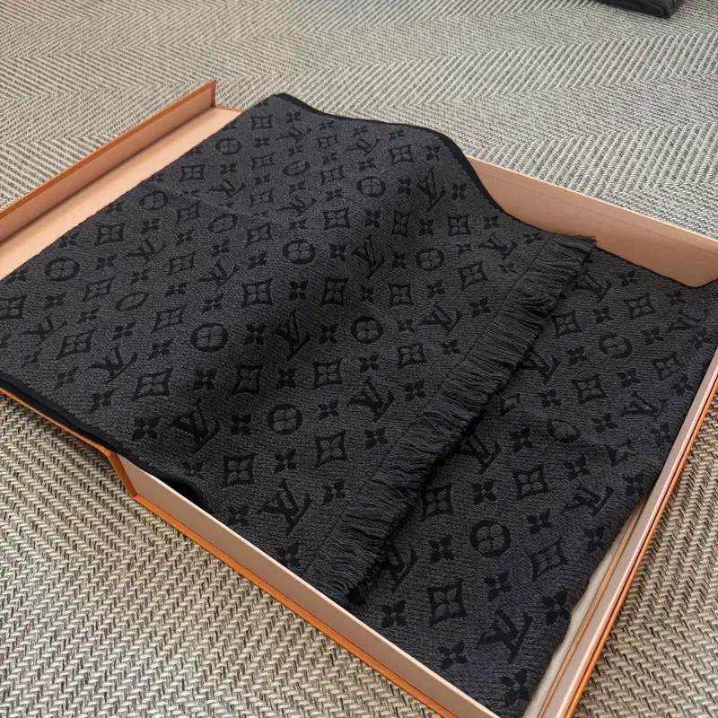 루이비통 모노그램 클래식 머플러 차콜 그레이
