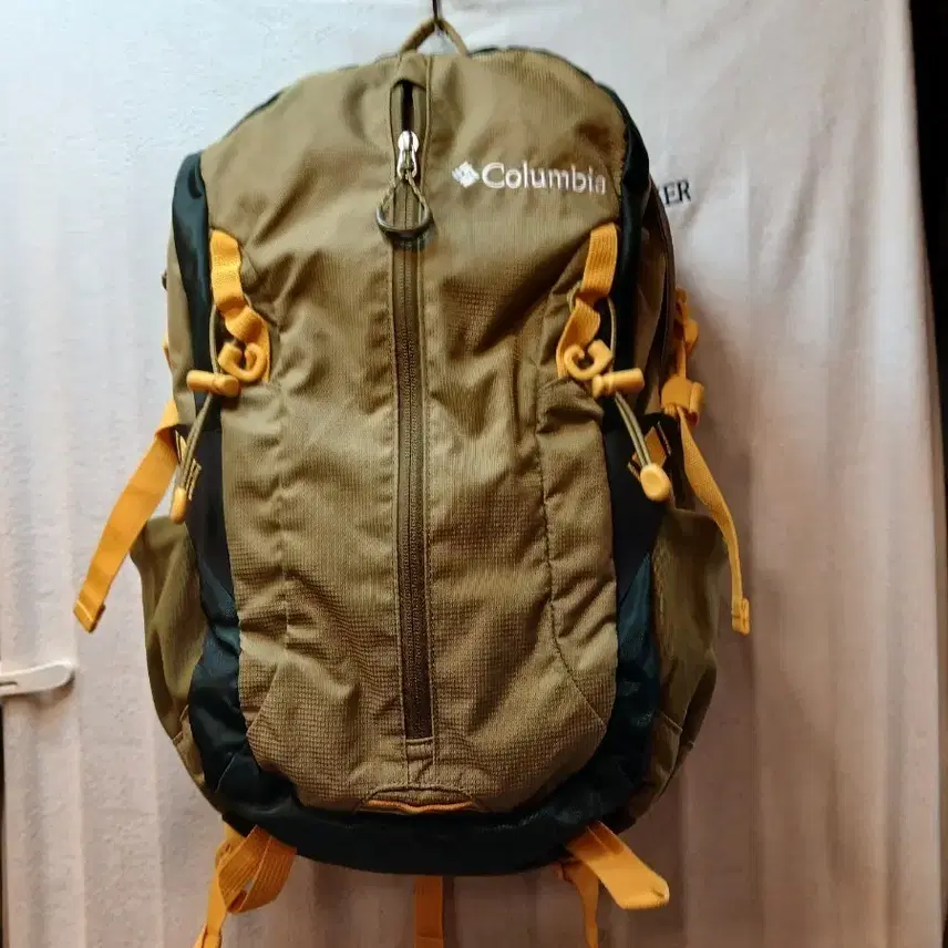 コロンビア登山バックパックカーキ色25L