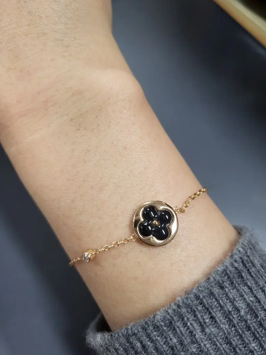Clover Point Bracelet 18k gold plated new