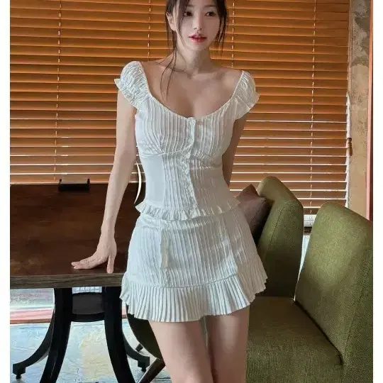 교신 원가 109000 카인다미 셔링 캡소매 주름 미니 아일렛 치마바지  블라우스