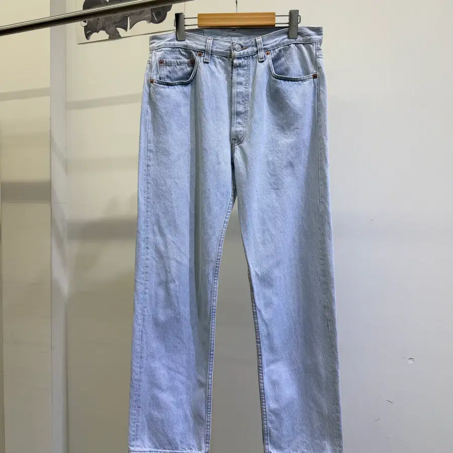 90's LEVIS 501 (Made in USA)