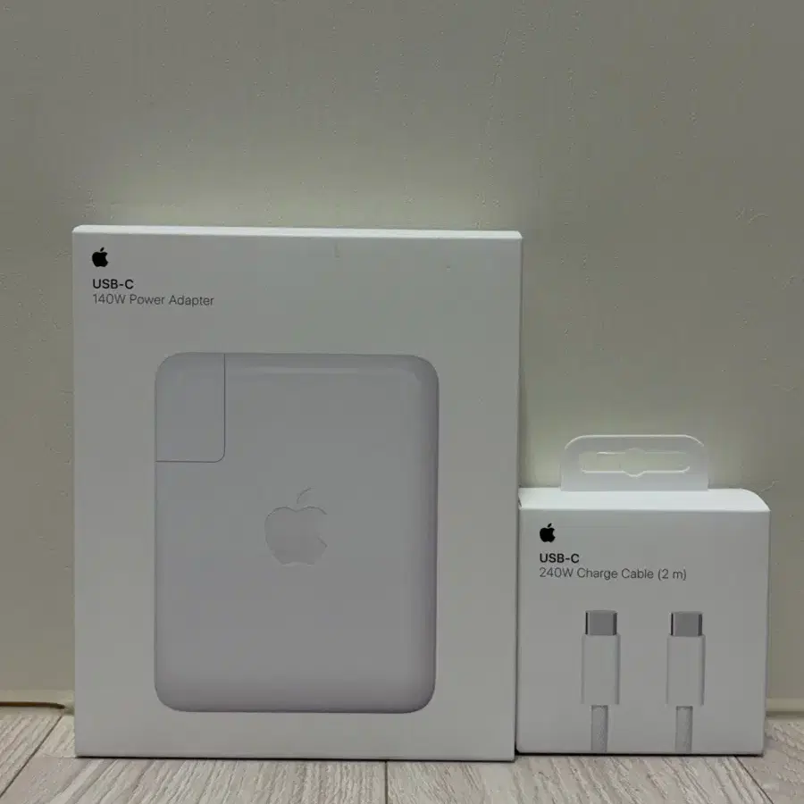 애플 정품 USB-C 140W 어댑터+240W 케이블 미개봉 판매합니다.
