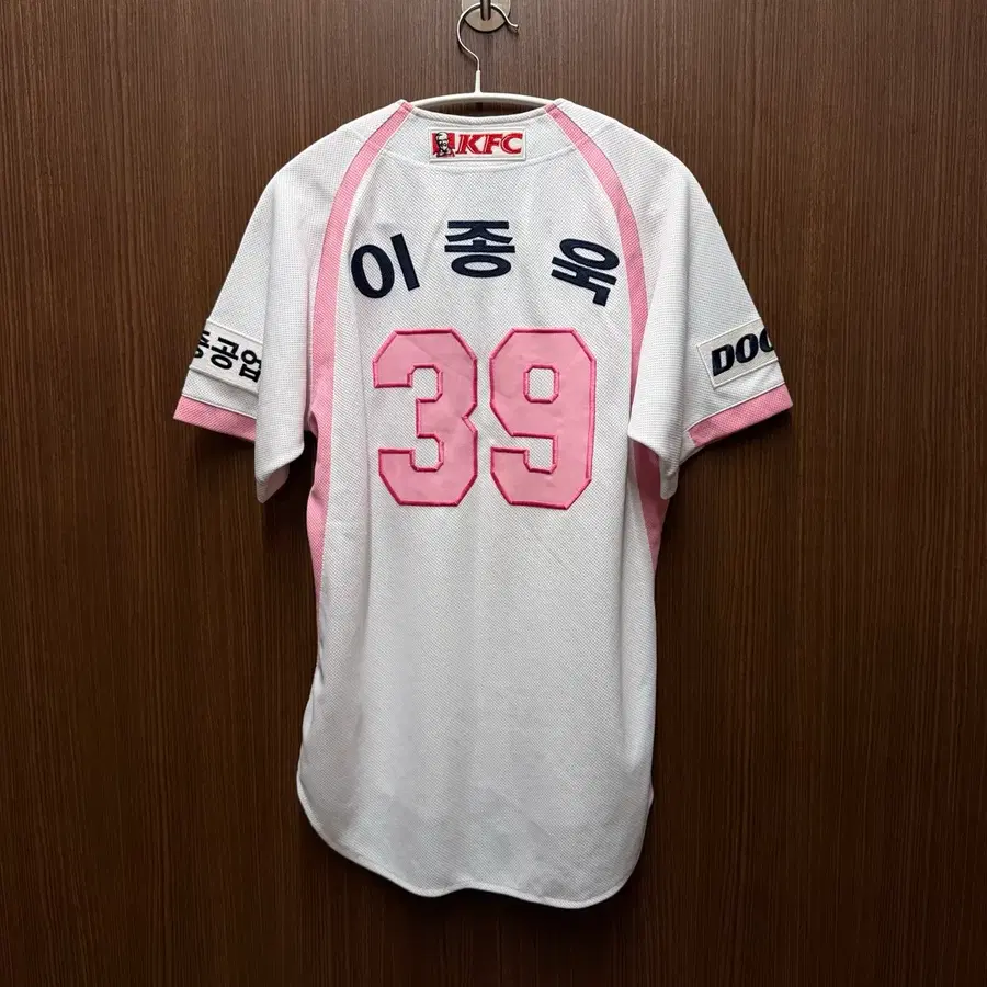 두산베어스 이종욱 핑크 유니폼 90