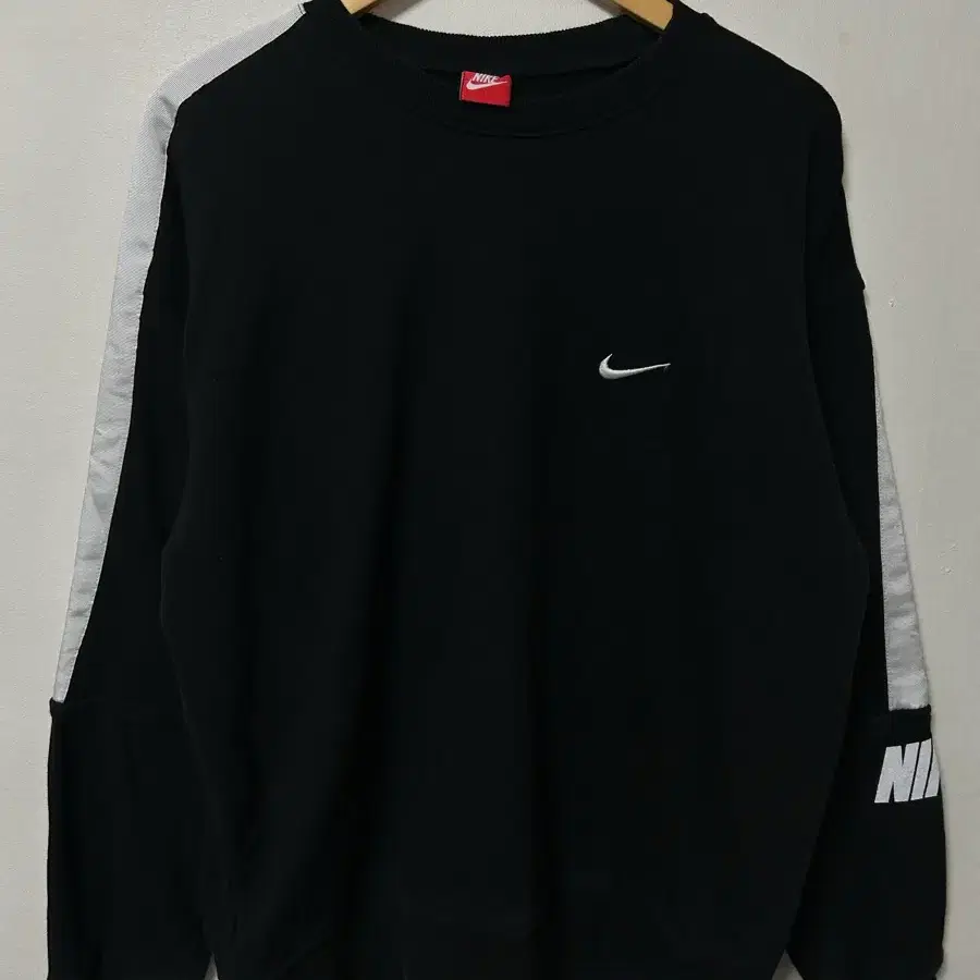 100-105 NIKE 나이키 스우시 로고 사이드라인 루즈핏 스웻 맨투맨