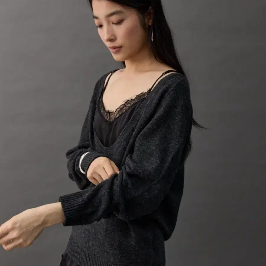 무니드 PLAIN DEEP U-NECK KNIT - CHARCOAL