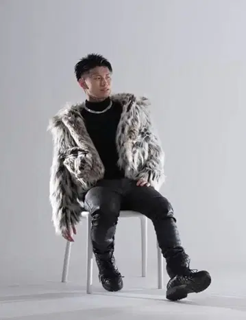 STARTEXCEEDEND 퍼 자켓 퍼지 트루퍼 착용